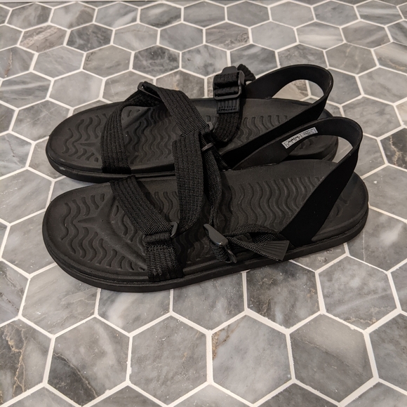 Native Shoes Men's Black Strappy Zurich Sandals - Picture 3 of 7